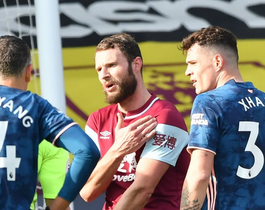 Jogador do Burnley é alvo de ofensas nas redes sociais após empate com o Arsenal