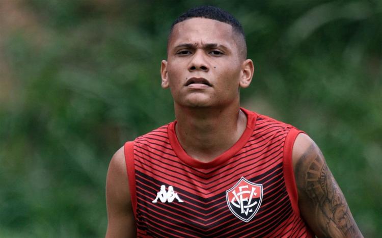 Volante do Vitória, que pode ir para o Bahia, relata ameaças: ‘Passa dos limites’