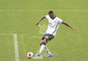 Artilheiro exalta jovens e pede paciência aos torcedores do Corinthians