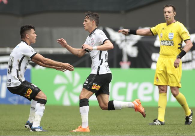Técnico admite 1° tempo ruim do Corinthians, mas festeja ‘vitória da superação’