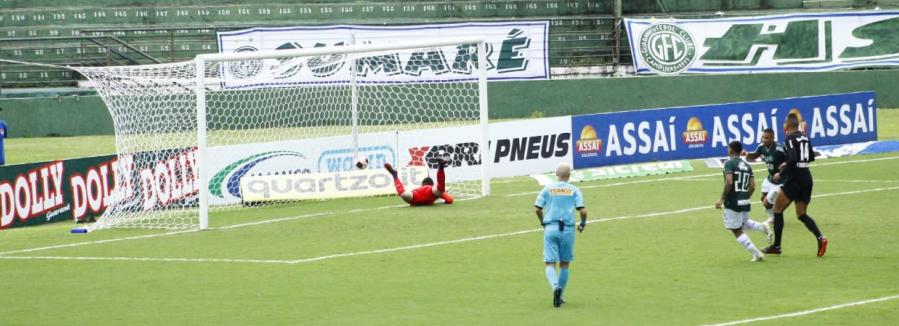 Rafael Costa, de pênalti, fez o gol do Guarani. Foto: Karen Fontes