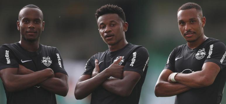 Ramires, ao centro, festeja gol do Massa Bruta