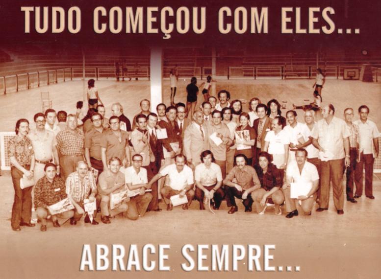 Registro da fundação da Abrace em 1974. Loris é o primeiro agachado, da esquerda para a direita