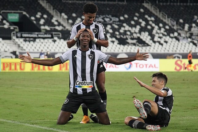 Matheus Babi marcou dois gols na goleada do Botafogo (Foto: Vitor Silva/Botafogo)