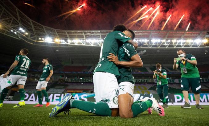 Palmeirenses se aglomeram ao redor de arena para festejar taça da Copa do Brasil