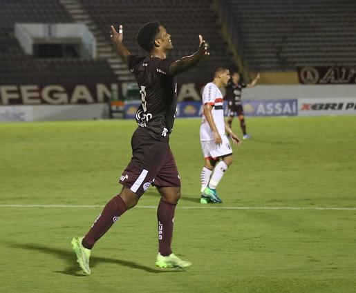 Bruno Mezenga foi o artilheiro da Ferroviária