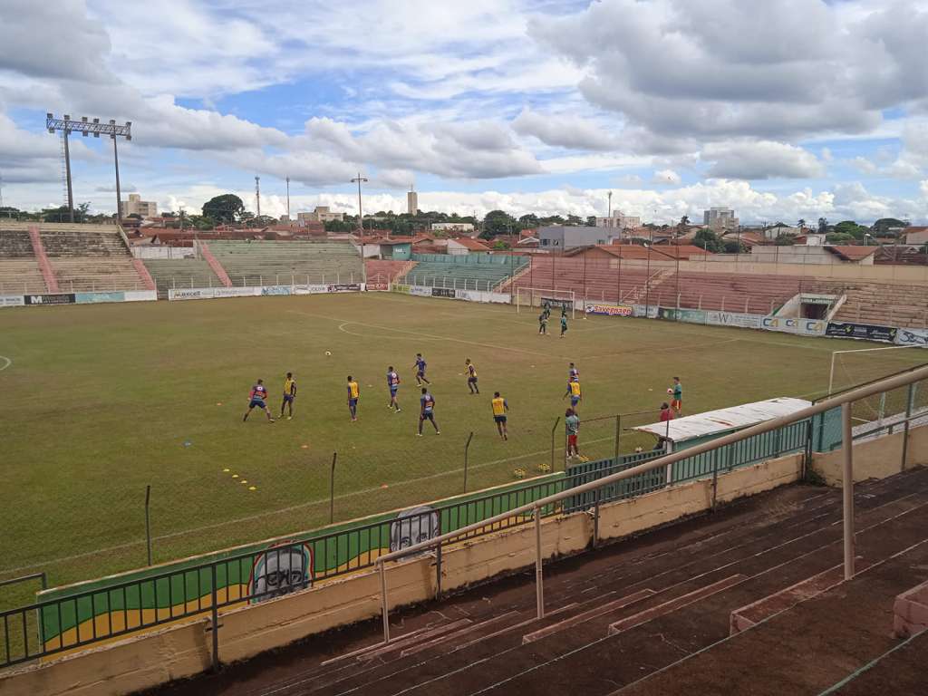 Focado em duelo direto, Barretos deve manter time titular