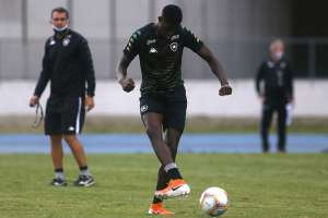 Time do Brasileirão demonstra interesse em atacante do Botafogo