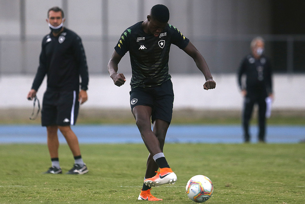 Time do Brasileirão demonstra interesse em atacante do Botafogo