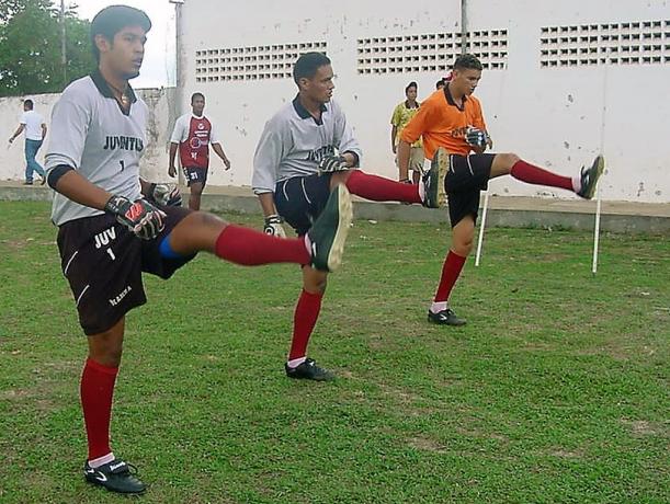 Marcos Rocha (primeiro à esquerda), Careca e Weverton em 2004