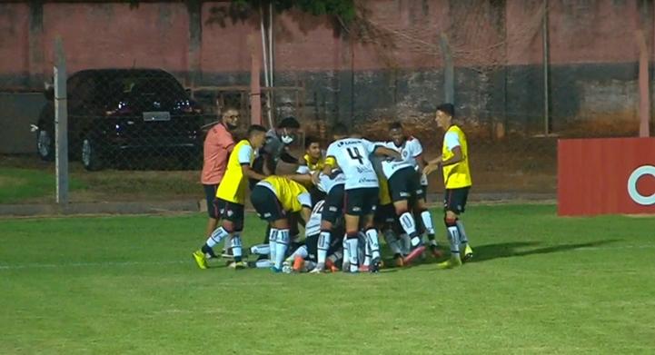 Jogadores do Vitória comemoram gol da classificação nesta terça-feira Jogadores do Vitória comemoram gol da classificação nesta terça-feira