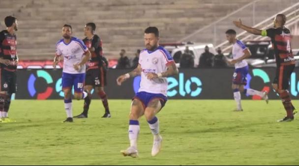 Rossi comemora um dos gols três gols que fez na partida - Jefferson Cariri