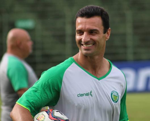 Em seu primeiro trabalho no sul, técnico lidera o Gauchão de forma invicta