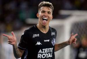 Ex-Guarani, meia deixa o Botafogo e fica perto de time do Brasileirão