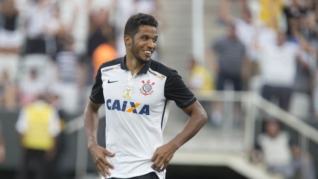 Ex-Ponte acerta com Náutico e fica perto de deixar o Corinthians