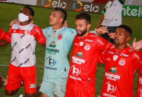 Zagueiro que fez gol histórico do 4 de Julho trabalha na linha de frente contra covid