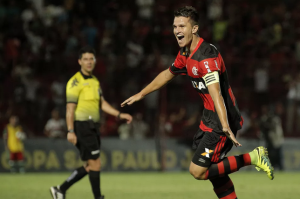 Zagueiro ex-Flamengo entra contra o clube carioca na Justiça