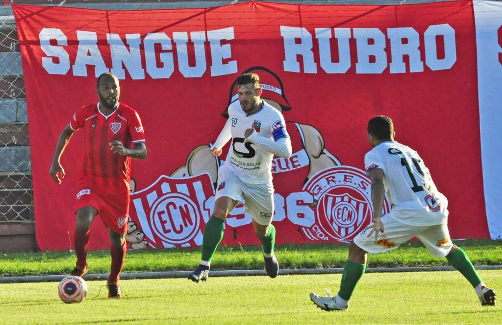Alecsandro, ele mesmo, festeja gol na estreia pelo Noroeste (Foto: Bruno Freitas/Noroeste)