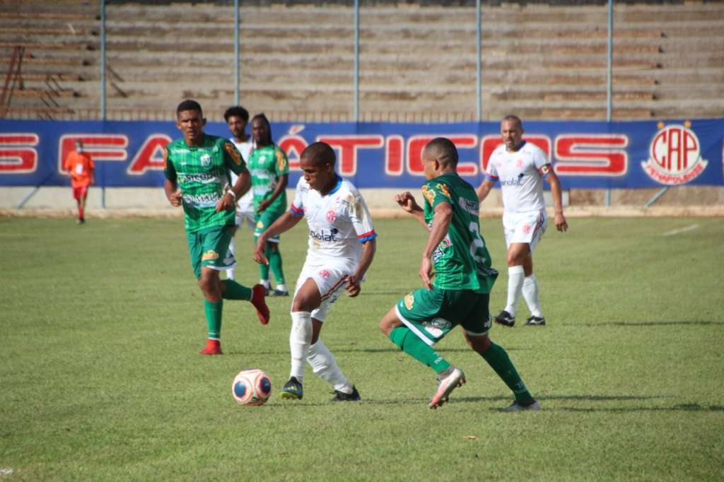 Com destaques dos dois lados, Penapolense e Rio Preto empataram por 1 a 1 (Foto: Silas Reche)