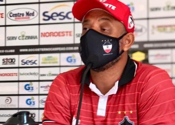 Piauiense: Tiradentes sai da forca e ainda degola técnico do Ríver