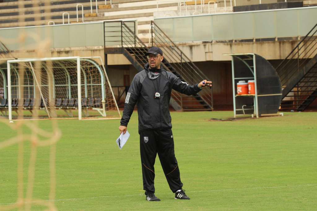 Rogerio Corrêa recebeu mais dois reforços para o meio-campo do CAV