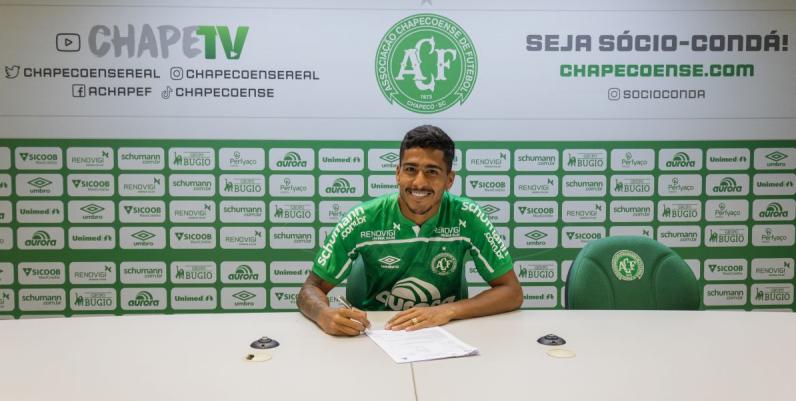 Chapecoense acerta com ex-atacante do Goiás e fica perto de ex-Fla e Santos