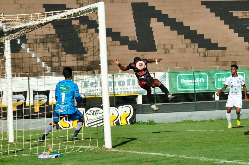 Um dos gols do duelo saiu de uma jogada dos 'irmãos famosos' com cruzamento de Alecsandro e bola na rede de cabeça de Richarlyson (Foto: Bruno Freitas/Noroeste) Um dos gols do duelo saiu de uma jogada dos 'irmãos famosos' com cruzamento de Alecsandro e bola na rede de cabeça de Richarlyson (Foto: Bruno Freitas/Noroeste)