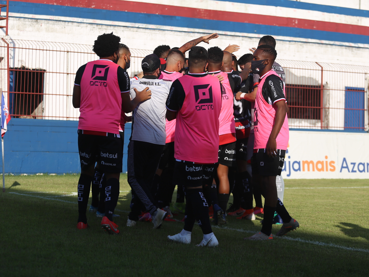 CATARINENSE: Joinville vira líder em jogo com erro de gol bisonho