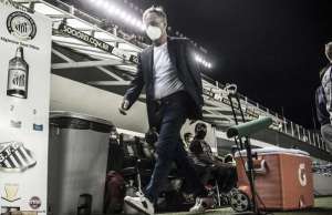 Holan prevê maior atenção à defesa e foco no contra-ataque do Santos