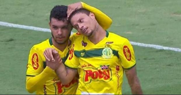 Vinícius deu passe para gol de Rafinha