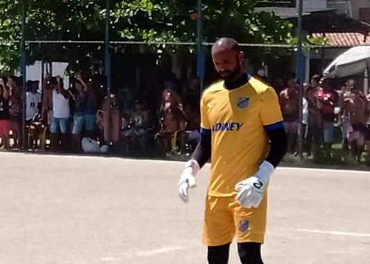 Em jogo com aglomeração, goleiro Bruno reaprece no futebol carioca