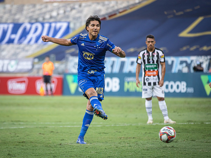 Autor de gol da vitória do Cruzeiro mira marca histórica; Loco admite inexperiência