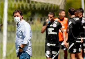 Divergência sobre protocolo causou saída de médico, diz presidente do Corinthians