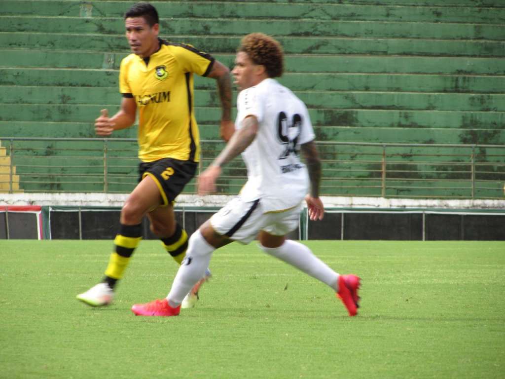 Lucas Mota em ação com a camisa do São Bernado FC (Foto: Gabriel Goto)