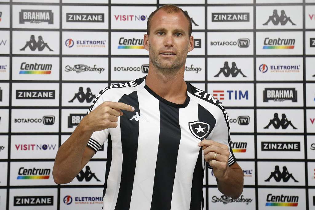 Carli é apresentado e celebra retorno ao Botafogo: 'Voltar é muito especial' 3 0002050535706 img
