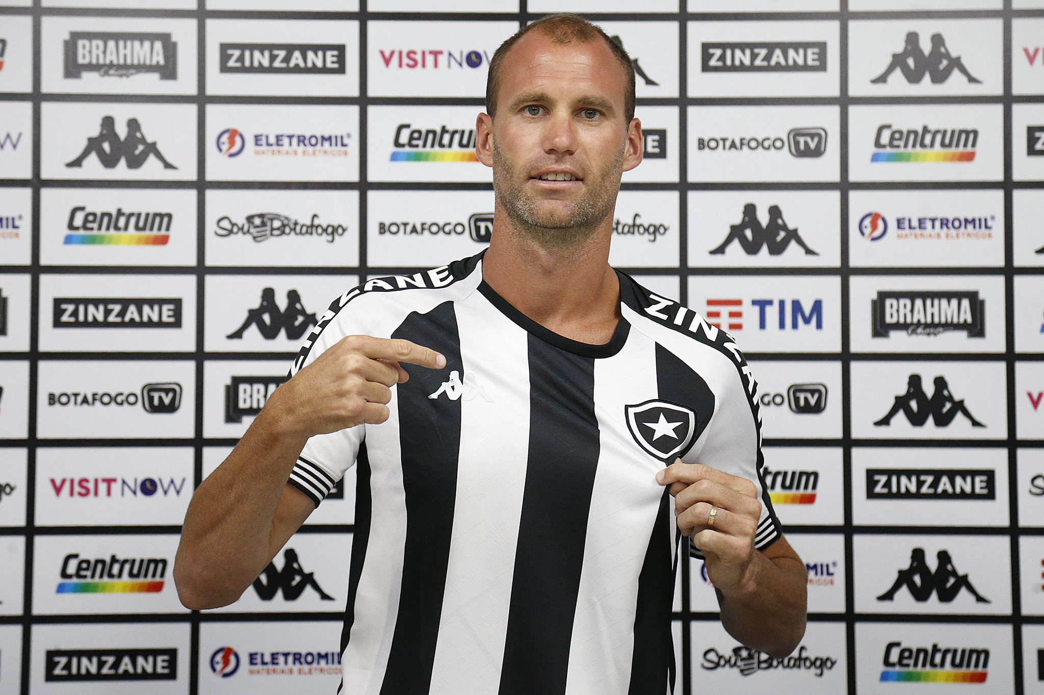 Carli é apresentado e celebra retorno ao Botafogo: ‘Voltar é muito especial’