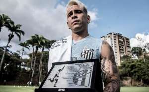 Soteldo ganha homenagem do Santos com participação de Pelé pelo 100º jogo