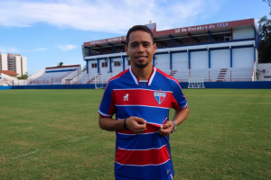 Clube do Brasileirão anuncia lateral de clube recém rebaixado