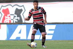 Jovem volante ganha oportunidades e Santa Cruz busca renovação de contrato