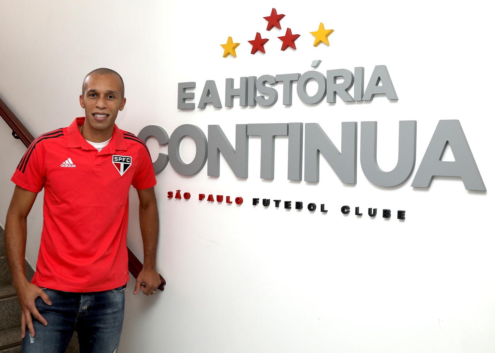 Zagueiro tricampeão brasileiro pelo São Paulo assina contrato com o clube