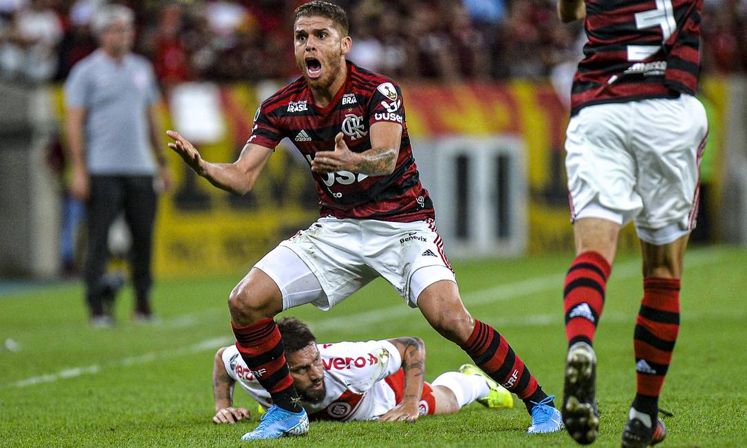 Gaúcho: Grêmio prioriza busca por volante e tem interesse em ex-Flamengo