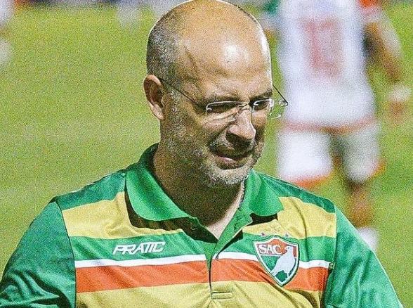 Ex-lateral do Corinthians assume vaga de técnico do Salgueiro que testou positivo