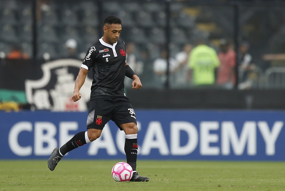 Time do Brasileirão demonstra interesse em zagueiro do Vasco