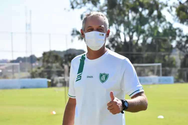 ‘Pedido para parar o futebol é de pai de família, nunca foi político’, diz Lisca