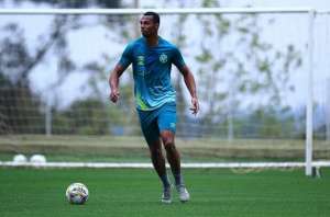 Em alta no mercado, zagueiro tem futuro indefinido na Chapecoense