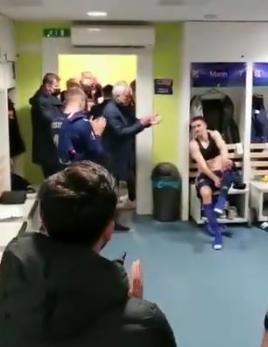 Liga Europa: Mourinho cutuca Tottenham e vai ao vestiário do algoz bater palmas