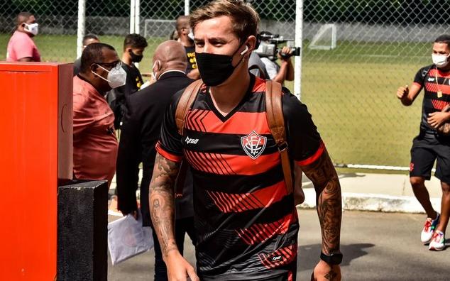 Condenado por agredir a namorada sofre lesão e desfalcará Vitória por duas semanas