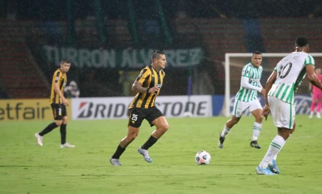 Atlético Nacional vence Racing e se aproxima de vaga na Libertadores