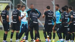 Riveros treina novamente e estreará pelo Grêmio domingo