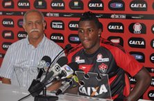 Vitória anuncia a contratação de ex-volante de Botafogo e Inter